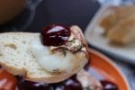 Ziegencamembert mit Balsamico-Kirschen