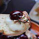 Ziegencamembert mit Balsamico-Kirschen