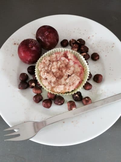 Pflaumenmuffins mit Zimt und Haselnüssen