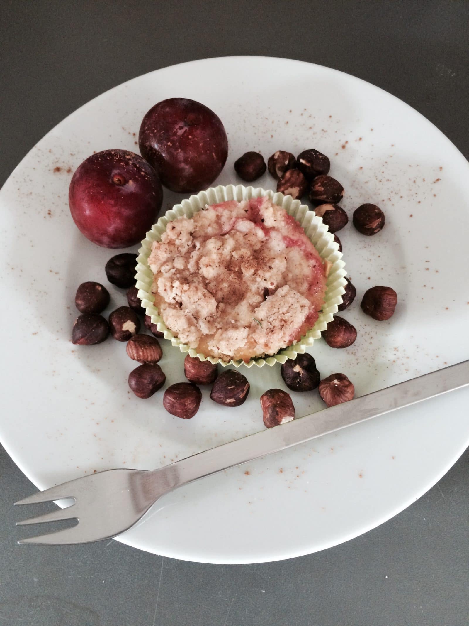 Pflaumenmuffins mit Zimt und Haselnüssen
