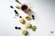 Matcha-Brombeer-Macarons mit fruchtigem Kern und Limettencreme