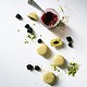 Matcha-Brombeer-Macarons mit fruchtigem Kern und Limettencreme