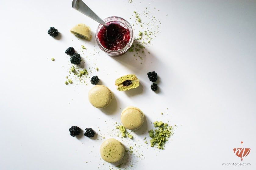 Matcha-Brombeer-Macarons mit fruchtigem Kern und Limettencreme
