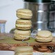 Matcha-Brombeer-Macarons mit fruchtigem Kern und Limettencreme