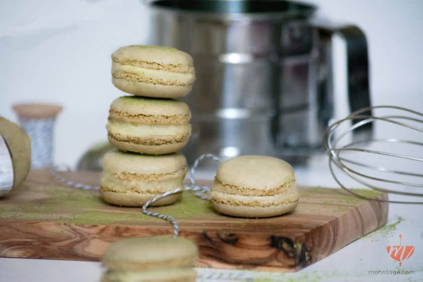 Matcha-Brombeer-Macarons mit fruchtigem Kern und Limettencreme