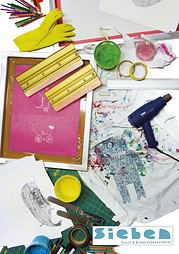 Bastelmaterialien, Werkzeuge und Stoffe für DIY-Projekte, inklusive Heißklebepistole, Farben, Papier, Schere, Gummihandschuhe und Dekorationsartikel für Handmade-Kunst.