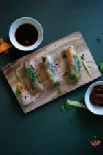 Frische vegane Summer Rolls mit Chili-Soja-Sauce und Knobi-Erdnuss-Paste