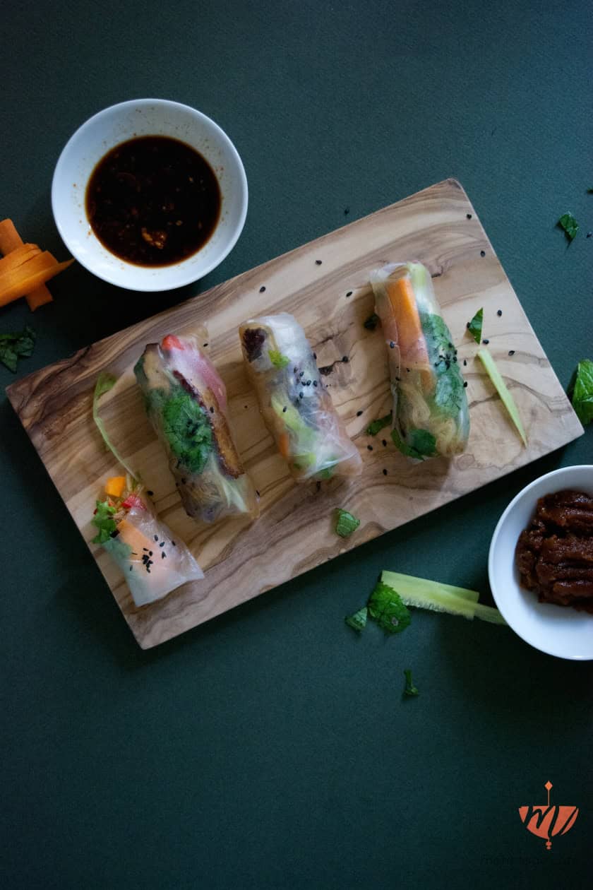 Frische vegane Summer Rolls mit Chili-Soja-Sauce und Knobi-Erdnuss-Paste