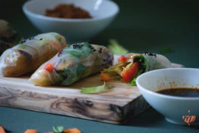 Frische vegane Summer Rolls mit Chili-Soja-Sauce und Knobi-Erdnuss-Paste