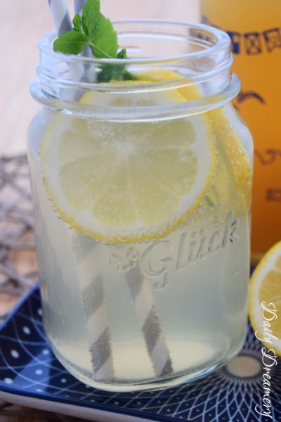 Fruchtig-saurer Zitronensirup mit Basilikum
