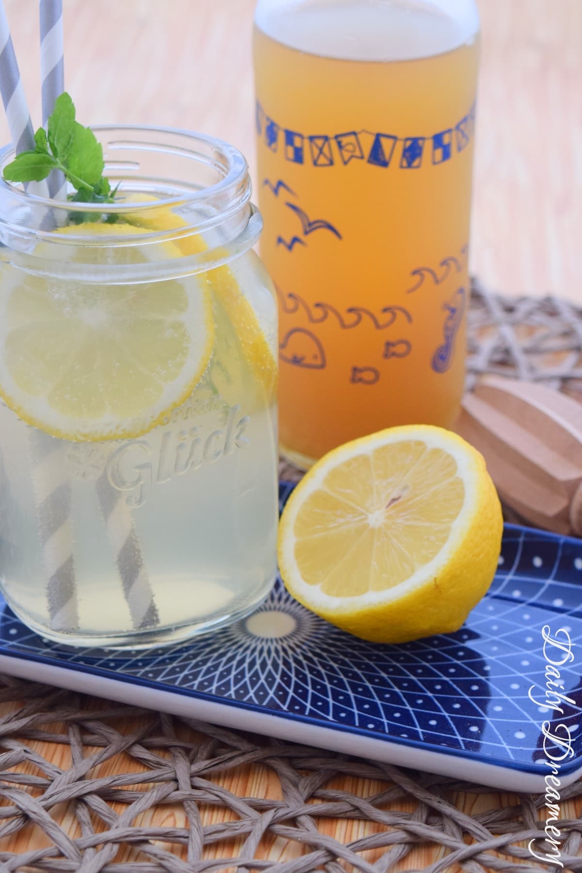 Fruchtig-saurer Zitronensirup mit Basilikum
