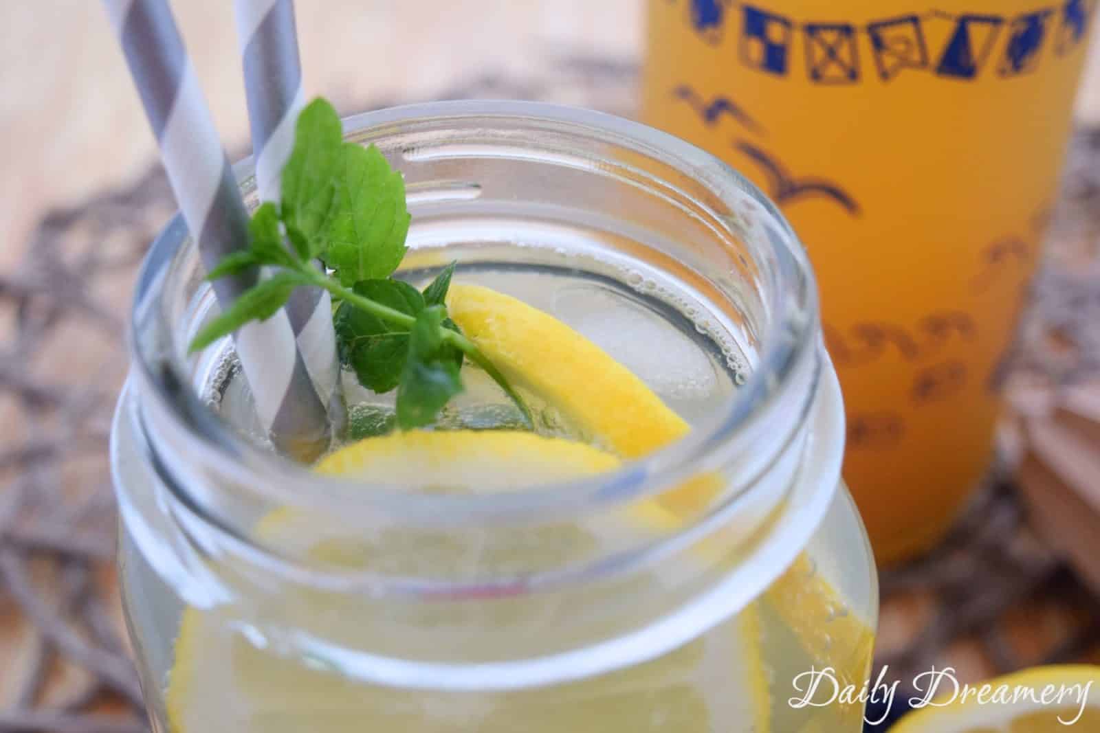 Fruchtig-saurer Zitronensirup mit Basilikum