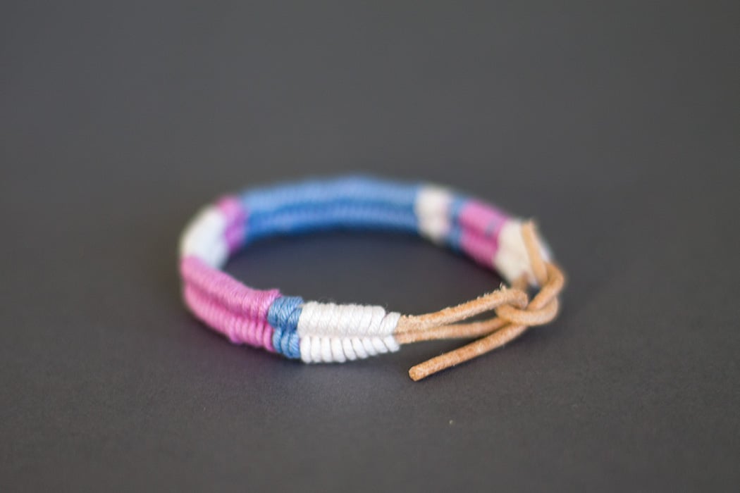 Armbändchen aus umwickeltem Lederband