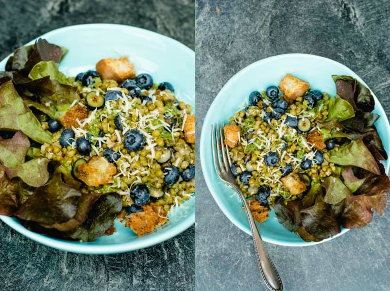 Mungobohnensalat mit Blaubeeren, Käse, Pesto und geröstetem Ciabatta