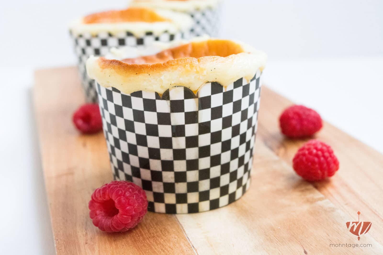 New York Cheesecake Cupcakes mit Brownieboden & Himbeeren Mohntage