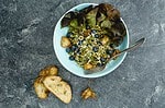 Mungobohnensalat mit Blaubeeren, Käse, Pesto und geröstetem Ciabatta