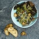 Mungobohnensalat mit Blaubeeren, Käse, Pesto und geröstetem Ciabatta