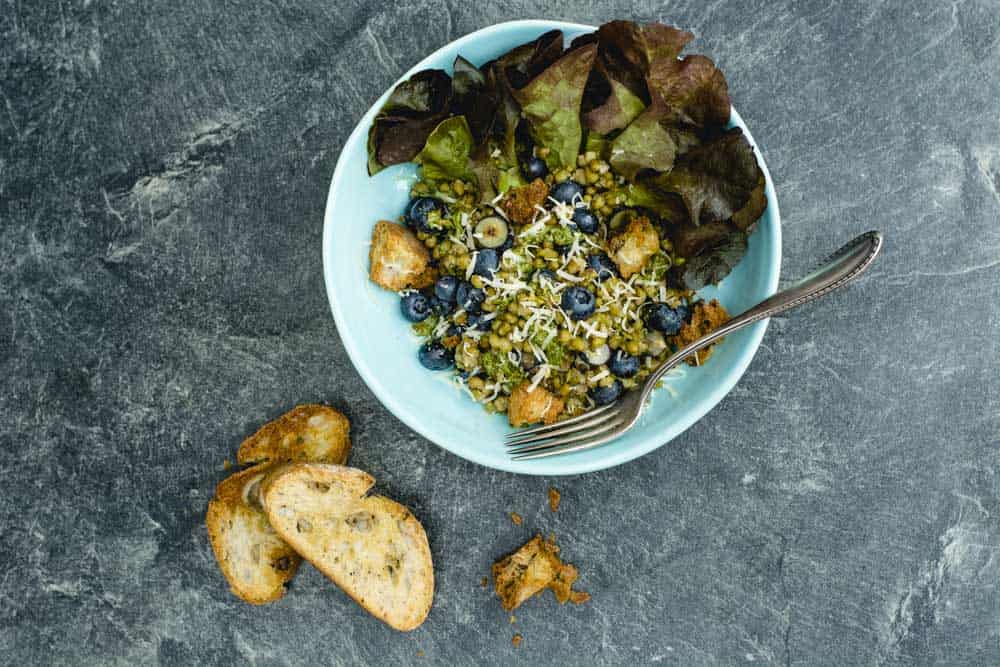 Mungobohnensalat mit Blaubeeren, Käse, Pesto und geröstetem Ciabatta
