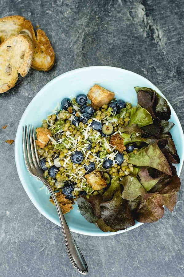 Mungobohnensalat mit Blaubeeren, Käse, Pesto und geröstetem Ciabatta