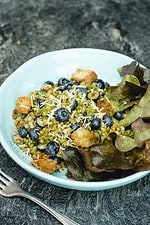 Mungobohnensalat mit Blaubeeren, Käse, Pesto und geröstetem Ciabatta