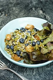 Mungobohnensalat mit Blaubeeren, Käse, Pesto und geröstetem Ciabatta