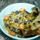 Mungobohnensalat mit Blaubeeren, Käse, Pesto und geröstetem Ciabatta