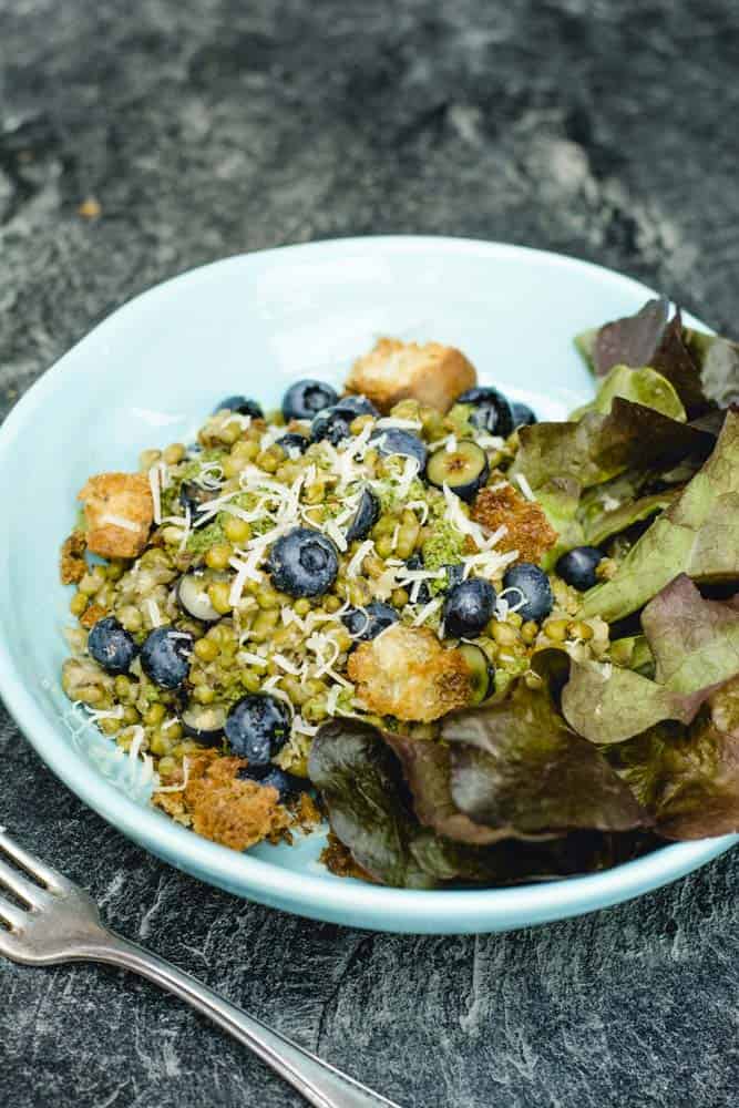 Mungobohnensalat mit Blaubeeren, Käse, Pesto und geröstetem Ciabatta