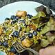 Mungobohnensalat mit Blaubeeren, Käse, Pesto und geröstetem Ciabatta