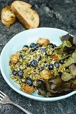 Mungobohnensalat mit Blaubeeren, Käse, Pesto und geröstetem Ciabatta