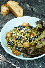 Mungobohnensalat mit Blaubeeren, Käse, Pesto und geröstetem Ciabatta
