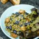 Mungobohnensalat mit Blaubeeren, Käse, Pesto und geröstetem Ciabatta