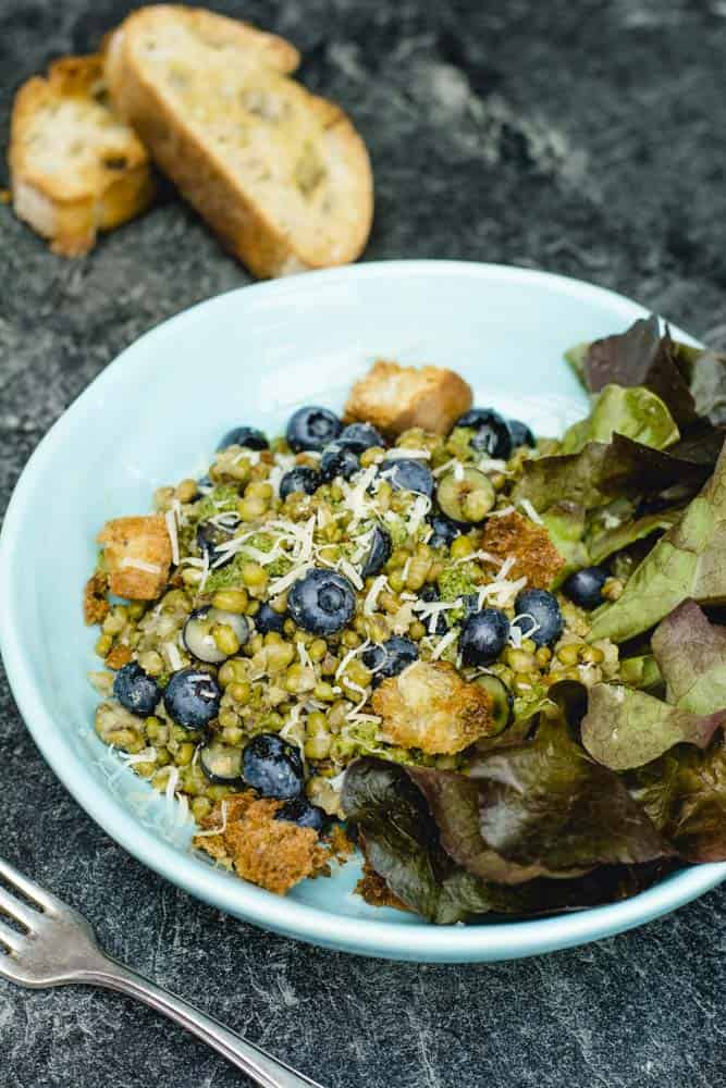 Mungobohnensalat mit Blaubeeren, Käse, Pesto und geröstetem Ciabatta