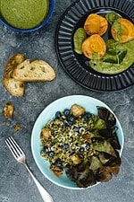 Mungobohnensalat mit Blaubeeren, Käse, Pesto und geröstetem Ciabatta