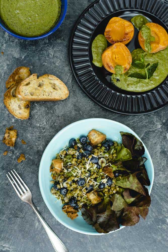 Mungobohnensalat mit Blaubeeren, Käse, Pesto und geröstetem Ciabatta