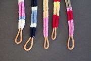 Armbändchen aus umwickeltem Lederband