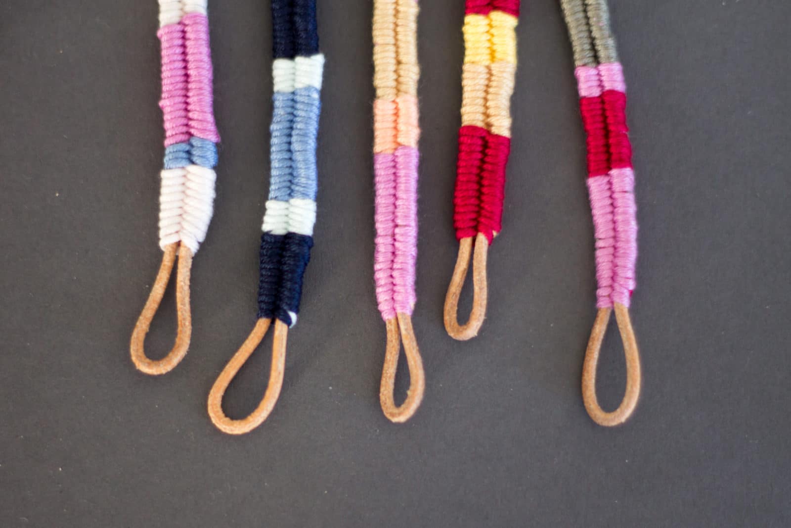 Armbändchen aus umwickeltem Lederband