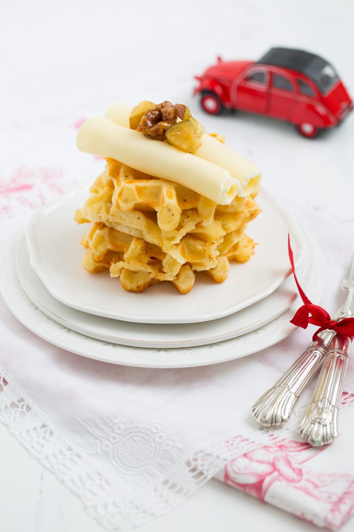 „Käse-Waffeln mit Pflaumenkompott und karamellisierten Walnüssen!“