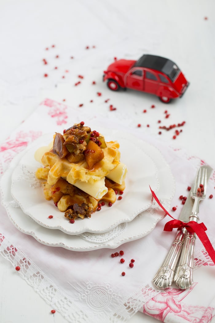 „Käse-Waffeln mit Pflaumenkompott und karamellisierten Walnüssen!“