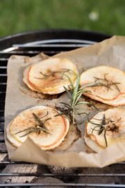 Gegrillter Flammkuchen mit Apfel, Zimt und Rosmarin!