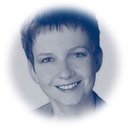 Lächelnde Frau mit kurzen dunklen Haaren, freundlicher Ausdruck, professionelles Porträt, geeignet für kreative und handgemachte Themen.