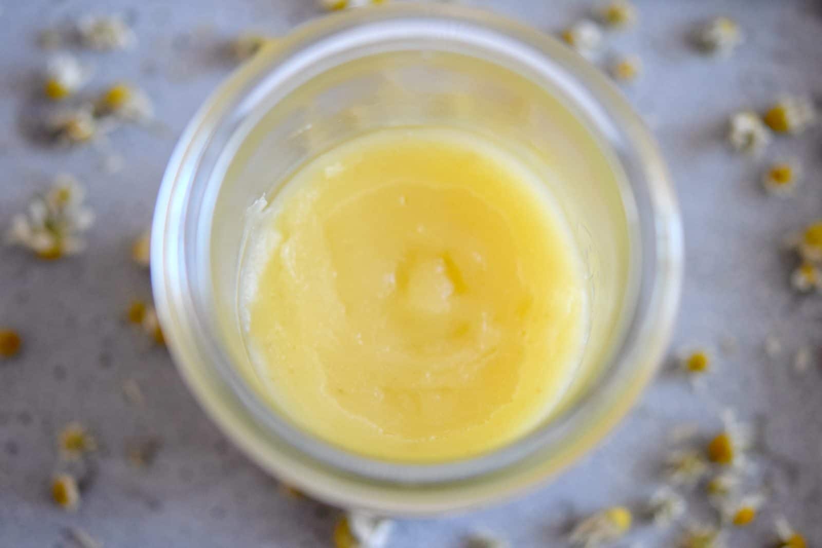 DIY Heilsalbe mit Kamille und Gänseblümchen