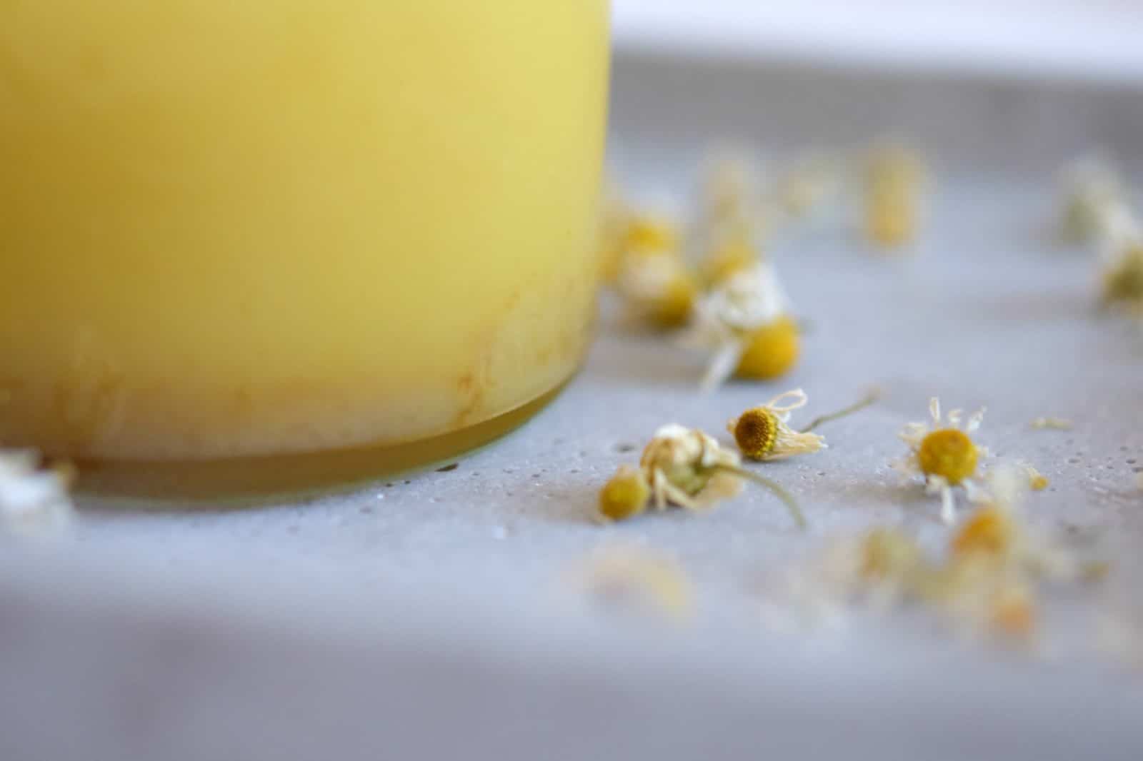DIY Heilsalbe mit Kamille und Gänseblümchen