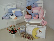 Kuschelige handgemachte Dekorationen für das Kinderzimmer mit Tieren, Kissen, Blumen und personalisierten Details für eine gemütliche Atmosphäre.