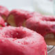 Donuts mit Salzkaramell & Himbeerfrosting | Mohntage