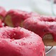 Donuts mit Salzkaramell & Himbeerfrosting | Mohntage