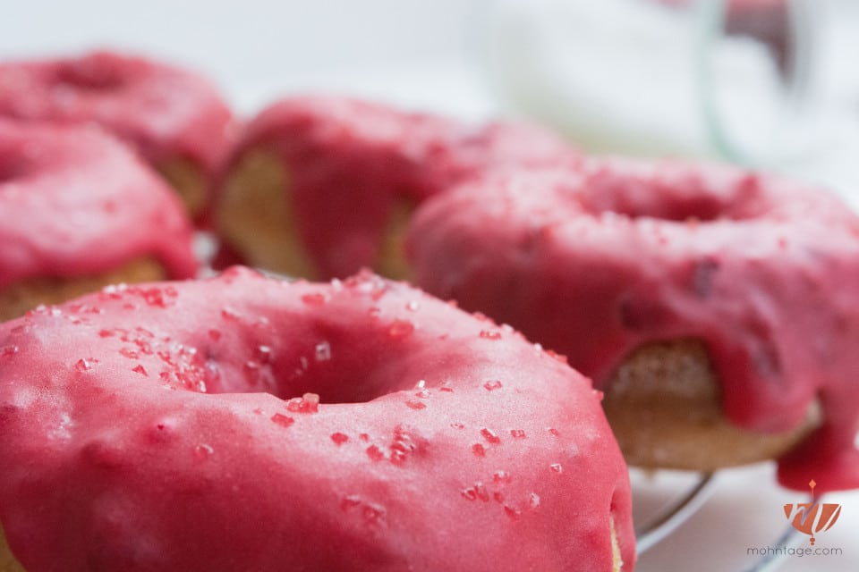 Donuts mit Salzkaramell & Himbeerfrosting | Mohntage