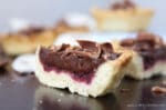 Vegane Schoko-Törtchen mit Fruchtspiegel