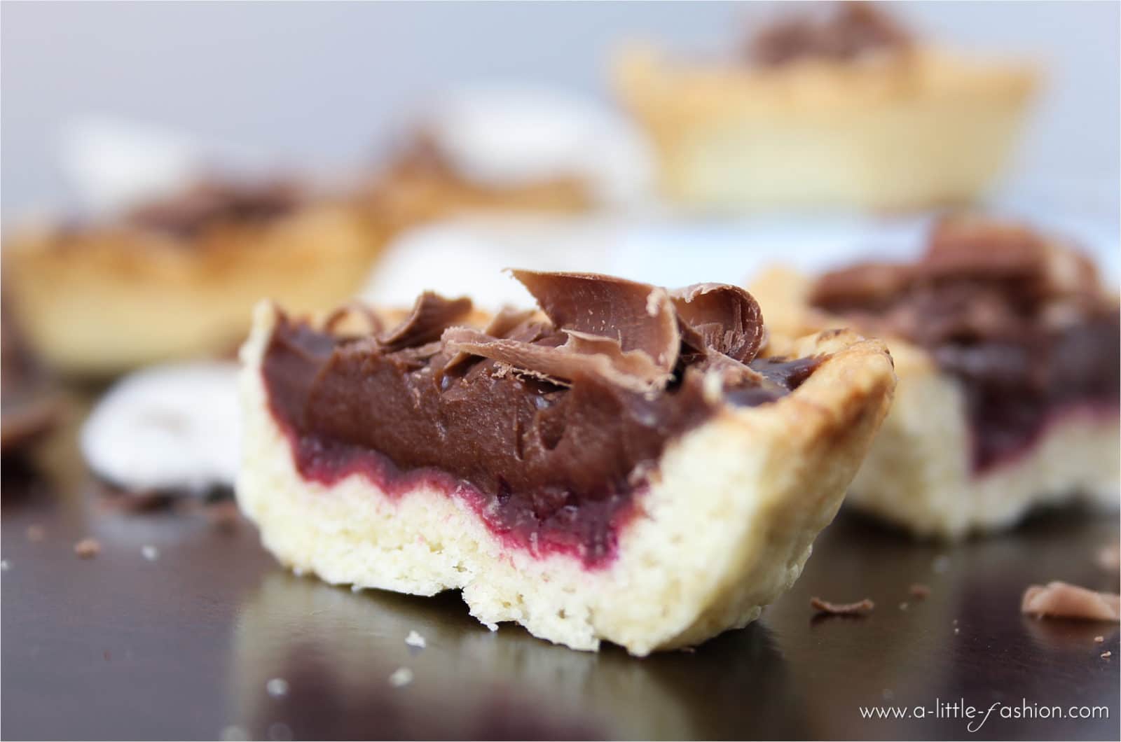 Vegane Schoko-Törtchen mit Fruchtspiegel