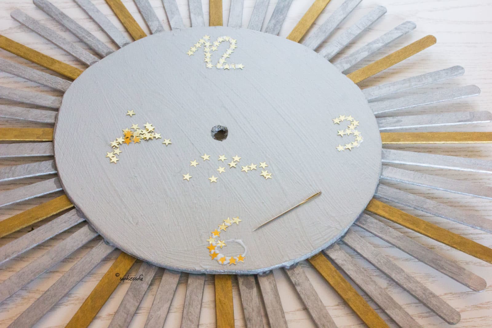 Metallic-Wanduhr aus Eisstielen