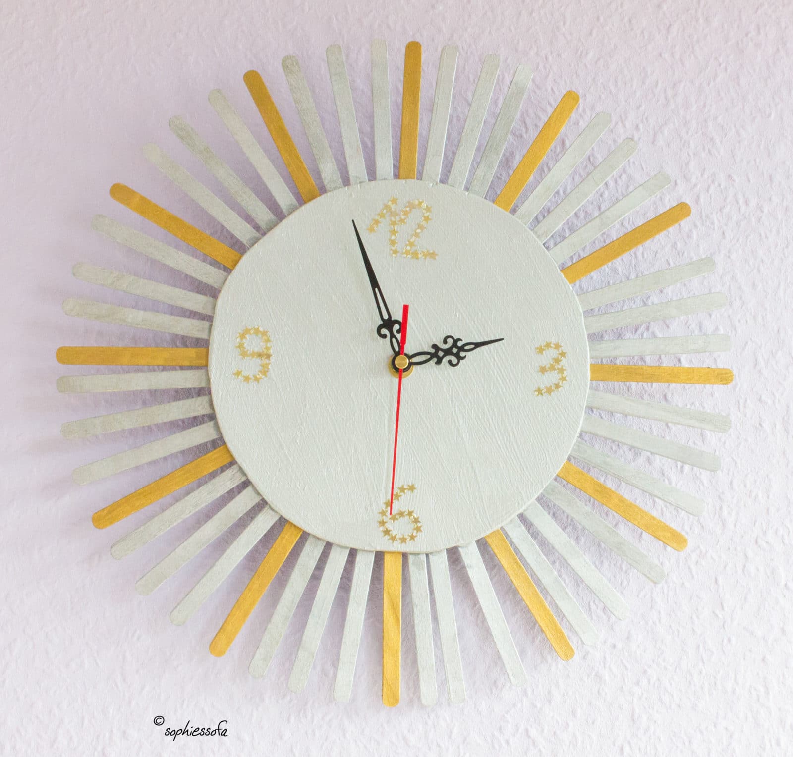 Metallic-Wanduhr aus Eisstielen